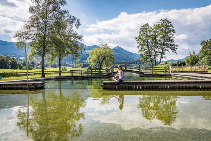 entspannung-steg-meditation-samerberg-naturbad-(c)chiemsee-alpenland-tourismus-thomas-kujat.jpg