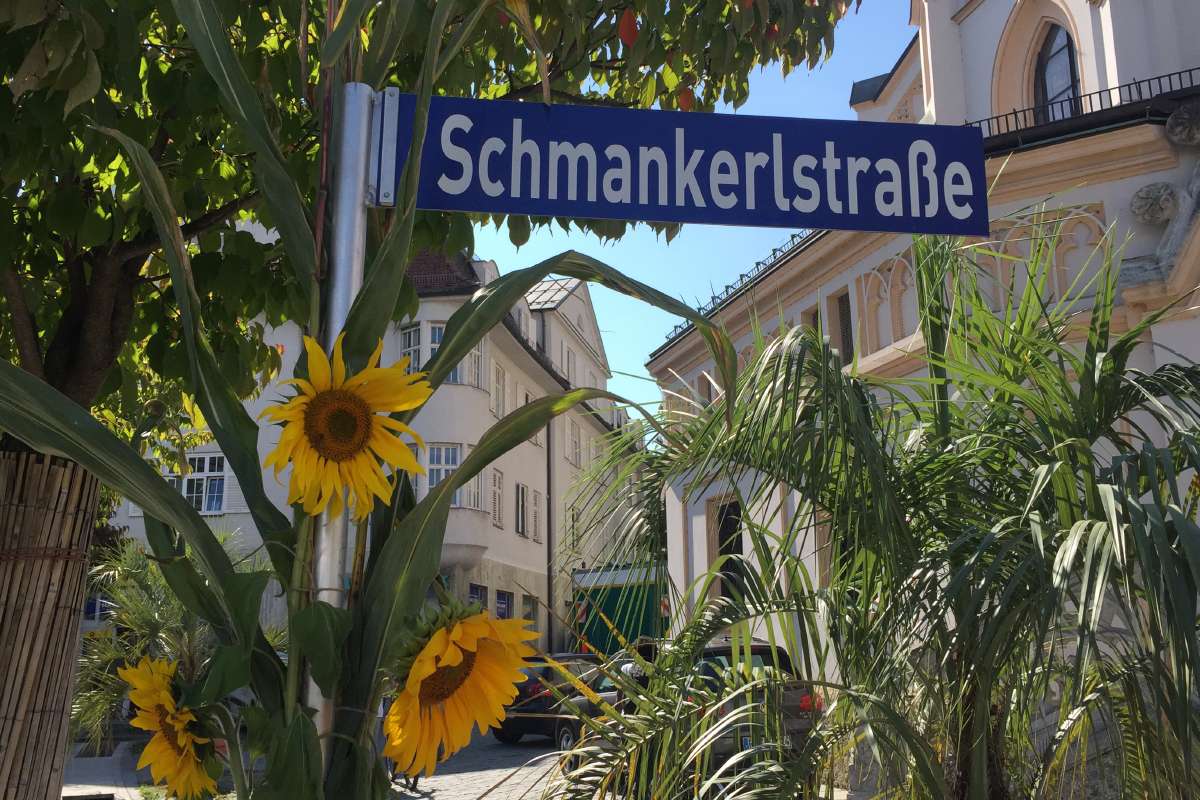 schmankerlstraße-straßenschild.jpg