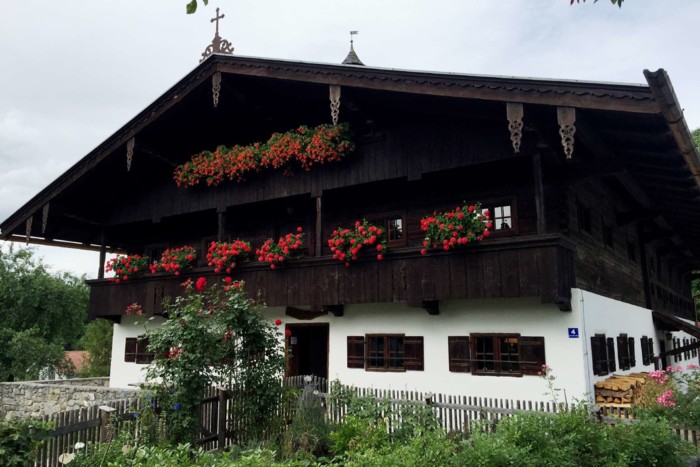 Bauernhausmuseum in Amerang zu sehen ist ein Bauernhaus mit Geranien und Bauerngarten