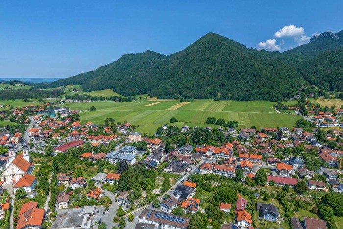 Panoramaaufnahme Ortskern Aschau im Chiemgau mit Blick zum Chiemsee und Berge