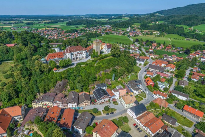 Panoramaaufnahme Marktplatz und Schloss Neubeuern