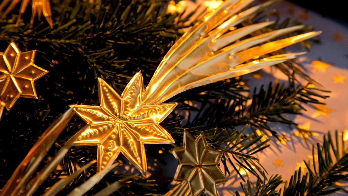 strohsterne-sterne-advent-weihnachten-christkindlmarkt-zweige-1800x1012.jpg