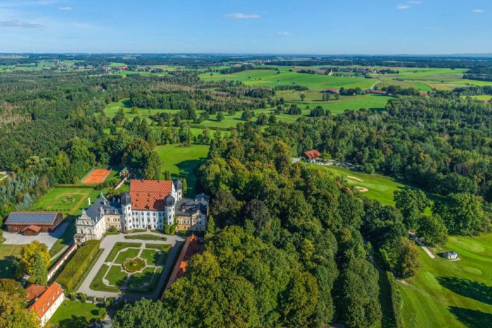 Luftaufnahmen von Schloss Maxlrain mitten im grünen Wald