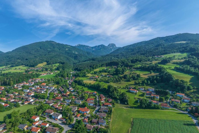 Panoramaaufnahme Ort Bad Feilnbach mit Berge und Wendelstein