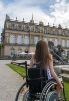 Frau im Rollstuhl vor dem Schloss Herrenchiemsee