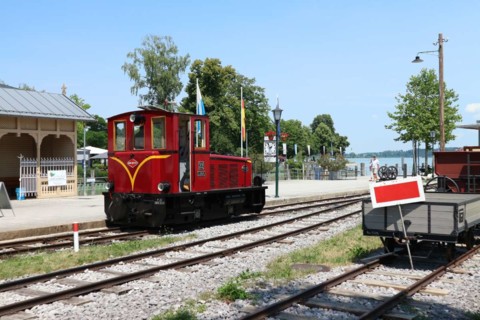Rote Lok der Chiemseebahn in Prien