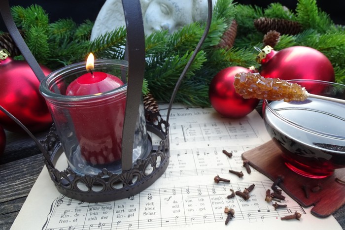 weihnachten-weihnachtsstimmung-glühwein-kerzen-christbaumkugel.jpg